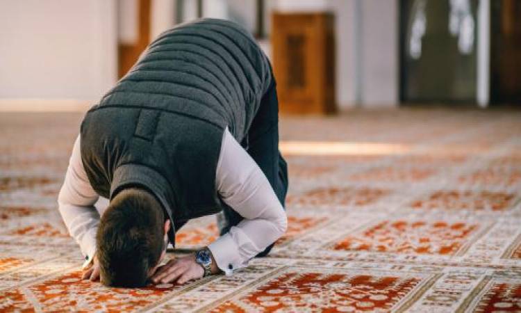 حكم الصلاة قبل الأذان